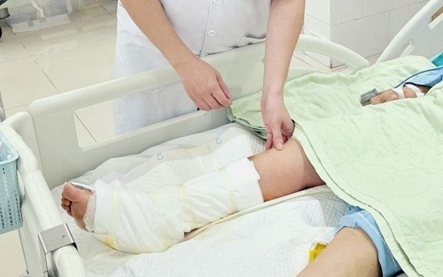Người phụ nữ 65 tuổi nguy cơ mất chân sau khi đắp loại lá quen thuộc