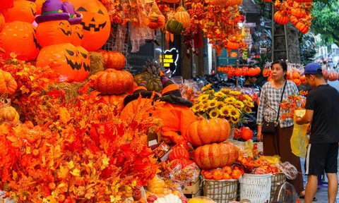 Đồ chơi Halloween ngập tràn, phố cổ Hà Nội trở nên ma mị