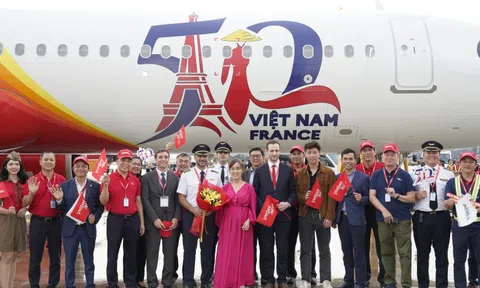 Tàu bay Vietjet mang hình ảnh mừng quan hệ Việt Nam – Pháp đã về tới TPHCM