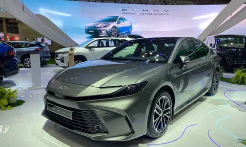 Toyota Camry 2025 ra mắt Việt Nam: Giá cao nhất 1,53 tỷ, có cả xăng và hybrid, đắt nhưng vẫn không sợ Mazda6, Accord