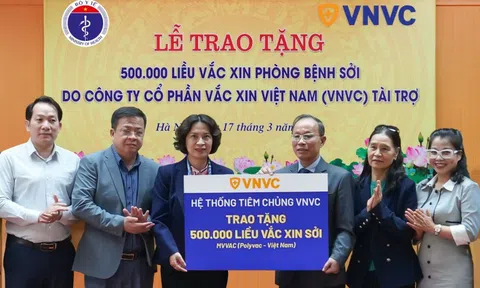 Hệ thống tiêm chủng VNVC tặng Bộ Y tế nửa triệu liều vắc xin sởi