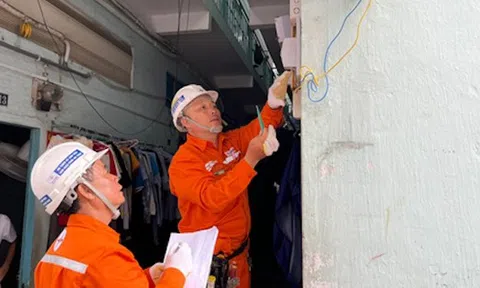 Người thuê trọ lo lắng khi nghe tin tăng giá điện, vì đã phải trả tới 5.000 đồng/kWh