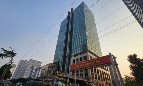 Tận thấy những tòa cao ốc 'chết yểu', bỏ hoang ở Hà Nội