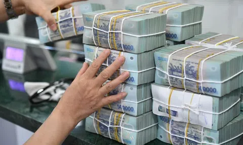 Lý do tiền ùn ùn đổ vào ngân hàng bất chấp lãi suất giảm mạnh