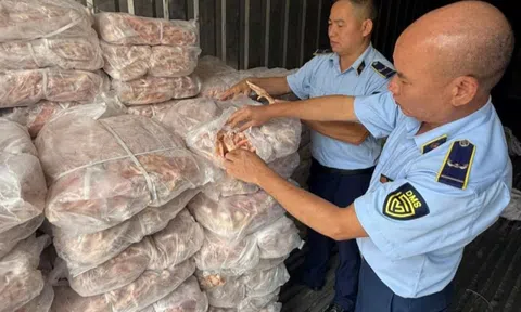 Chặn 1,5 tấn chân gà đông lạnh không rõ xuất xứ đang đi tiêu thụ