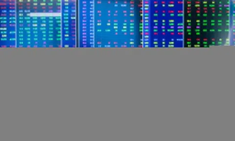 Gần 30.000 tỷ đổ vào chứng khoán, VN-Index cao nhất 3 năm
