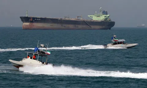 Chiến sự Iran - Israel kéo giá dầu tăng phi mã