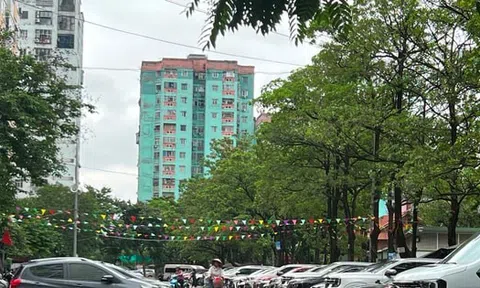 Tại phường Nhân Chính (quận Thanh Xuân): Xử lý nghiêm việc chiếm dụng bãi xe chung làm “của riêng”!
