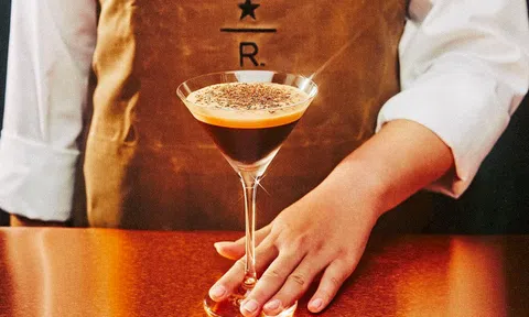 Bị tăng giá thuê, Starbucks Reserve mở cửa hàng mới đối diện 'thách thức' vị trí cũ Hàn Thuyên