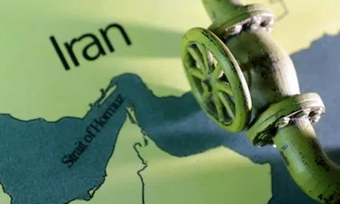 Giá dầu vọt lên kỷ lục sau khi Mỹ ném bom Iran, sắp tới ra sao?