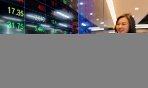 VN-Index vượt đỉnh 3 năm