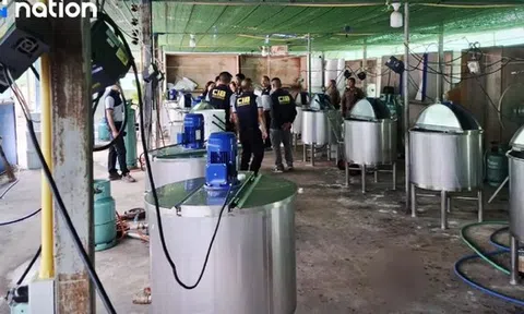 Nhận tin mật rồi đột kích xưởng sản xuất quy mô lớn: Cảnh sát tịch thu 172.000 chai siro ho giả, trị giá hơn 16 tỉ đồng