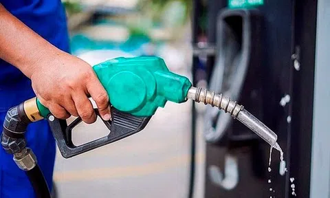 Giá xăng giảm hơn 1.200 đồng/lít từ 15 giờ chiều nay