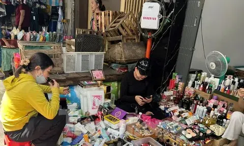 Bất ngờ 'hàng hiệu' vài chục ngàn đồng tràn lan chợ, 'mua nhiều còn được giảm giá'