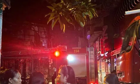 Cháy chung cư ở TP.HCM trong đêm, 8 người tử vong