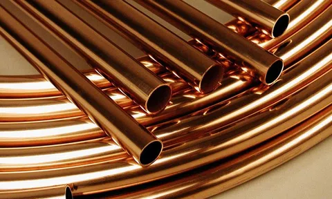 Tổng thống Trump nói sắp áp thuế 50% đồng nhập khẩu, giá vọt lên mức kỷ lục