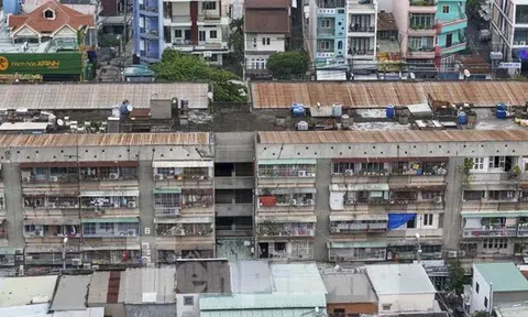 'Chuồng cọp' giăng tầng, khung sắt cố định 'bóp nghẹt' lối thoát ở chung cư TPHCM