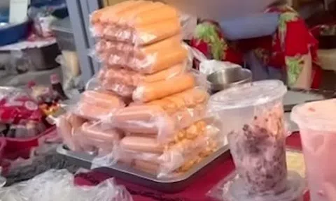 Xúc xích không nhãn bán tràn lan ngoài chợ, bị kiểm tra lại nói 'hàng nhà làm để ăn'