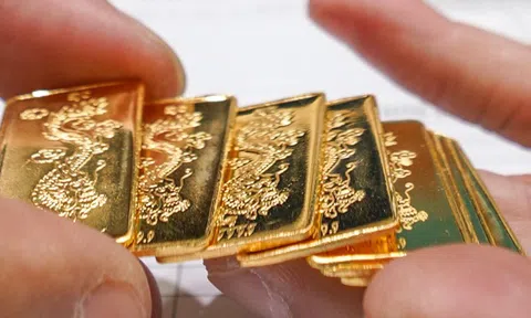 Giá vàng liên tục tăng, người dân nên mua hay bán?