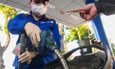 Giá xăng ngày mai tăng hay giảm?