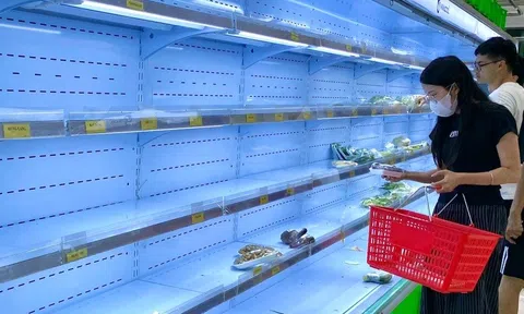 Trước bão Wipha, người dân Hà Nội vét rau, thịt trong siêu thị
