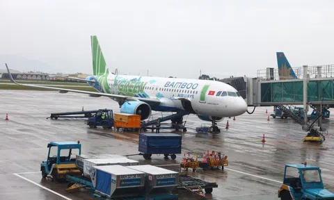 Bão Wipha tiến vào đất liền, các chuyến bay bị hoãn, hủy ra sao?