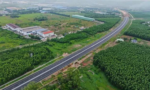 Cả thị trường địa ốc phía Đông Tp.HCM trở lại chặng đua cuối năm: Hạ tầng bám sát tiến độ, doanh nghiệp tận dụng thời cơ tăng tốc sản phẩm