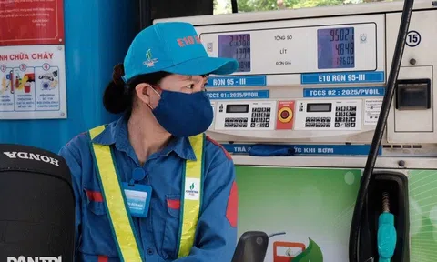 Xăng E10 lần đầu mở bán: Cửa hàng bán gần 1.000 lít trong một buổi