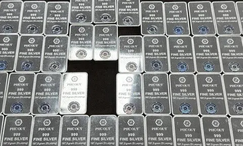 Giá bạc giảm nhẹ phiên đầu tuần, nhà đầu tư chờ thêm dữ liệu kinh tế từ Mỹ và phản ứng của đồng USD