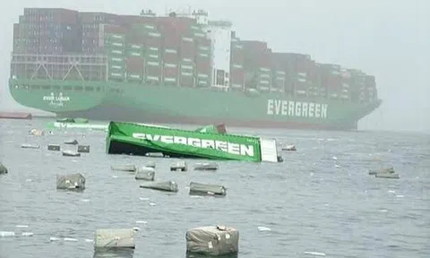 Hai tàu Evergreen gặp nạn, loạt container rơi xuống biển