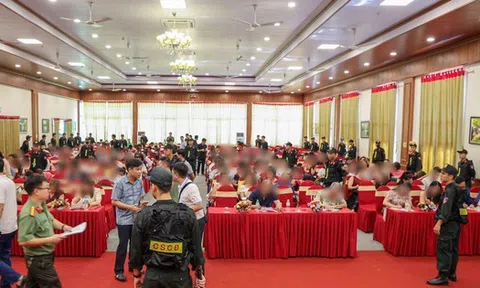 Hàng trăm cảnh sát ập vào phá đường dây kinh doanh đa cấp đang lôi kéo 200 người dự "hội thảo"