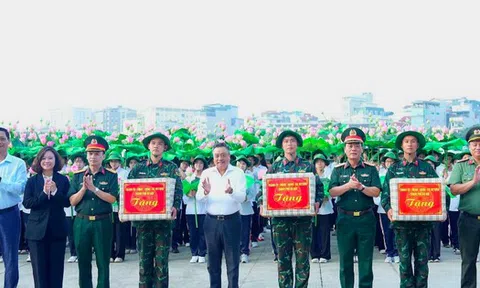 Hà Nội phát miễn phí nước uống và đồ ăn cho người dân xem diễu binh, diễu hành 2-9