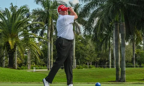 Ông Trump chơi golf với Chủ tịch Samsung, SK giữa đàm phán thuế quan