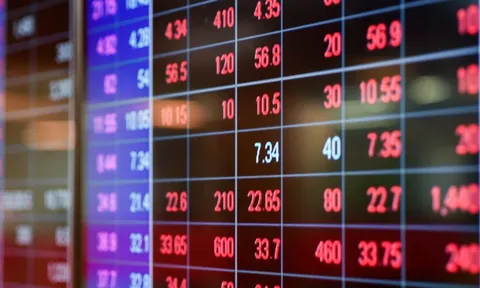 VN-Index rơi gần 95 điểm, chứng khoán chìm trong 'bão lửa'