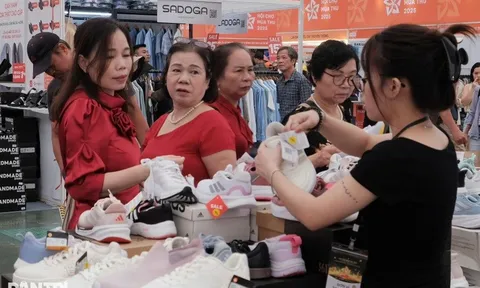Hội chợ Mùa Thu: Khách săn hàng giảm giá 70%, doanh nghiệp trúng lớn