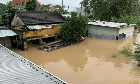 Nắng lên, hàng chục ngàn nhà dân ở Đà Nẵng vẫn ngập sâu trong lũ lịch sử