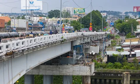 Cầu 9.000 tấn ở TP.HCM vừa cao thêm gần 1 m