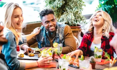 Bàn ăn chung: Khi nỗi cô đơn của gen Z thành "mỏ vàng" cho ngành F&B