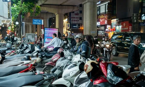 Bảo vệ phố thời trang Hà Nội xếp xe không nghỉ tối Black Friday