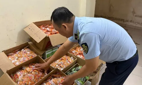 Phát hiện số lượng lớn bánh kẹo bán Tết không rõ xuất xứ