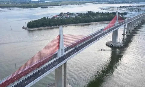 Cầu vượt cửa biển lớn nhất miền Trung đã xây xong, vì sao không thông xe?