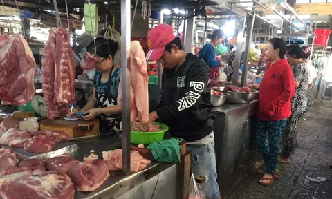 Giá heo hơi hôm nay, 4-12: Heo về chợ đột ngột giảm mạnh