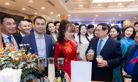 Ghé 'tiệm cà phê' của tỷ phú Nguyễn Thị Phương Thảo, Thủ tướng 'hai tay cầm hai cốc' mang về: Vứt đi thì lãng phí!