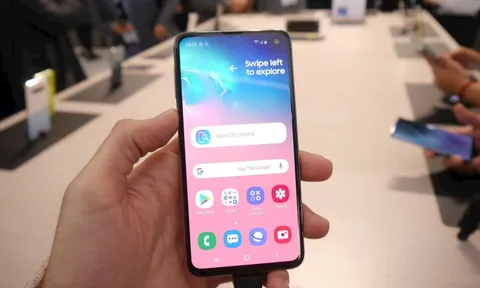 Khen thì lắm mà chê cũng nhiều, vậy tại sao ra cửa hàng "cứ 3 người lại có 1 người" mua điện thoại Samsung?