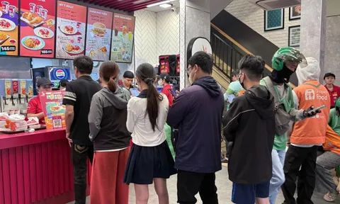 Trào lưu xếp hàng mua gà rán "săn tuần lộc" gây sốt trong giới trẻ mùa Noel 2025