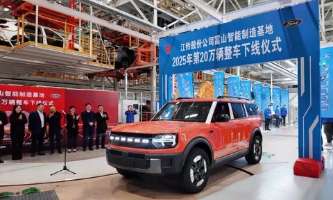 Ford Bronco EV lần đầu xuất xưởng ở quốc gia 'hàng xóm' Việt Nam: Giá tương đương 800 triệu, đợi về nước ‘phá đảo’ thị trường như Territory