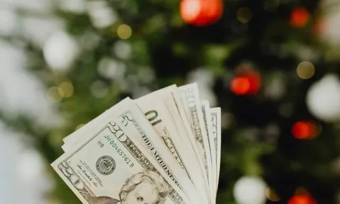 Chi tiêu dịp lễ: Những bẫy tài chính khiến bạn rỗng túi sang năm mới