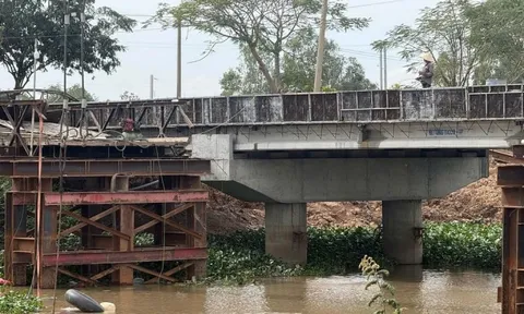 Xe quá tải làm sập cầu ở Tây Ninh