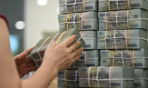 Lãi suất huy động tăng mạnh có đáng lo?