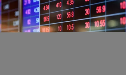 VN-Index rơi thẳng đứng sau tin Vingroup rút đầu tư đường sắt cao tốc